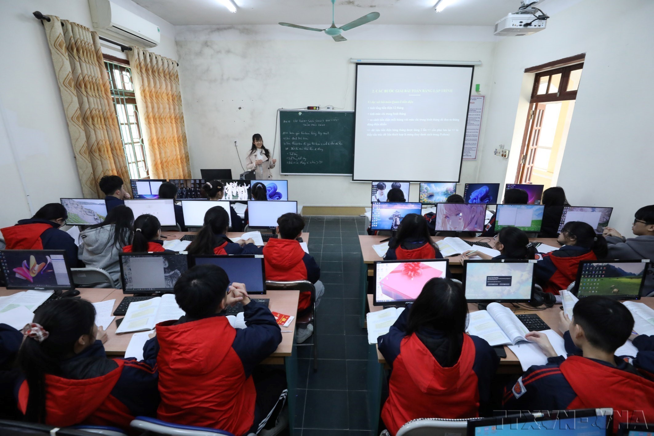 Giờ Tin học tại phòng máy của Trường THPT Dân tộc nội trú tỉnh Lạng Sơn. (Ảnh: Anh Tuấn/TTXVN)